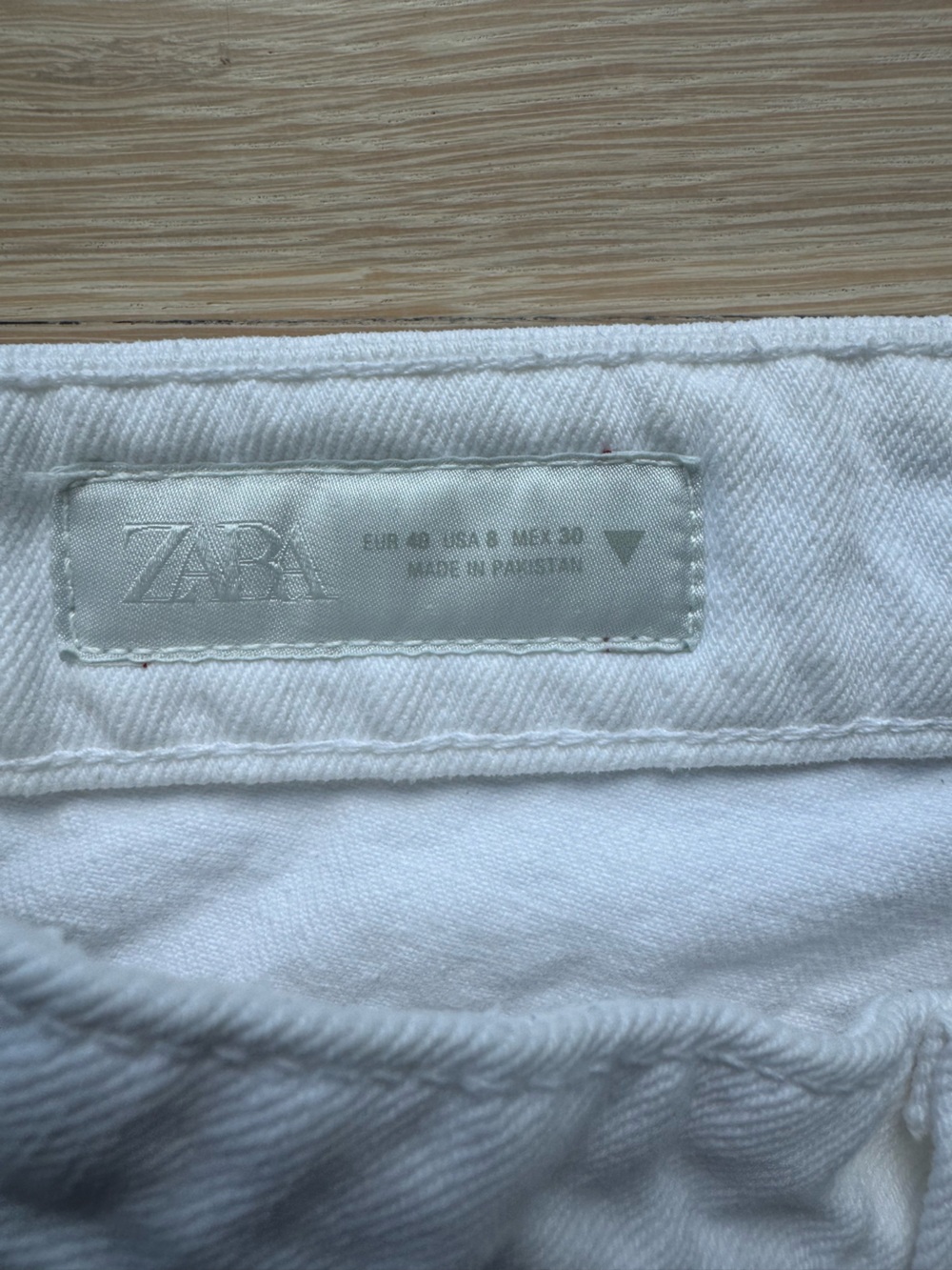 White Low Rise Wide-Leg Jeans - Clean Minimal Style - Picture 8 of 9